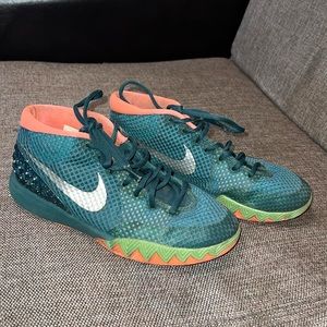 used Nike sneakers  size 5.5Y green and orange Ne Marque Pas sneakers.No box